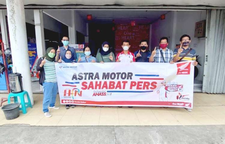 Para awak media foto bersama  Suyanto , CF PDCA Analyst PT Astra International Tbk, Honda Astra Motor  sembari menunggu perbaikan kendaraannya. POTO MATRABISNIS