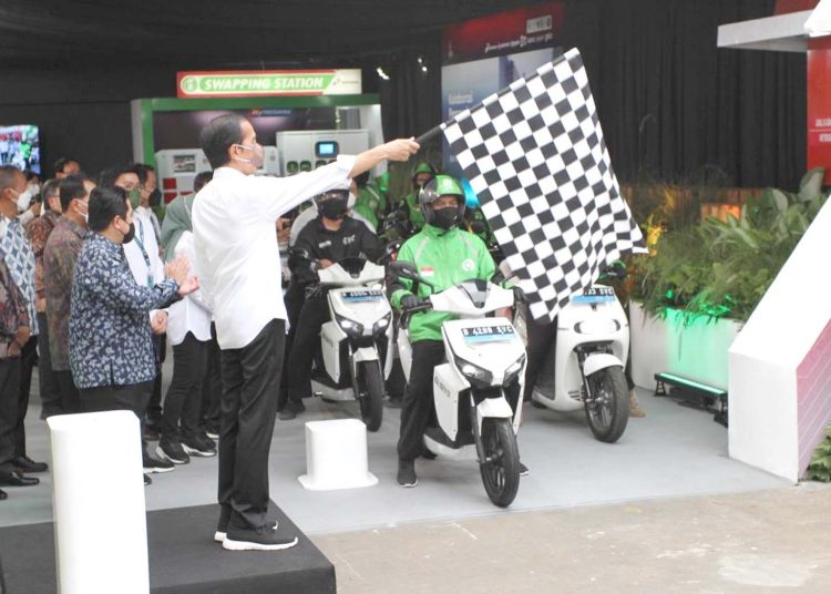 Presiden Jokowi  menyaksikan uji coba komersial kendaraan listrik. POTO IST