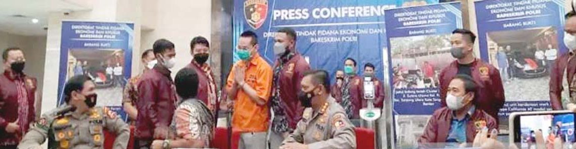 Indra Kenz meminta maaf kepada masyarakat saat tampil pada konferensi pers di Mabes Polri. (ant)