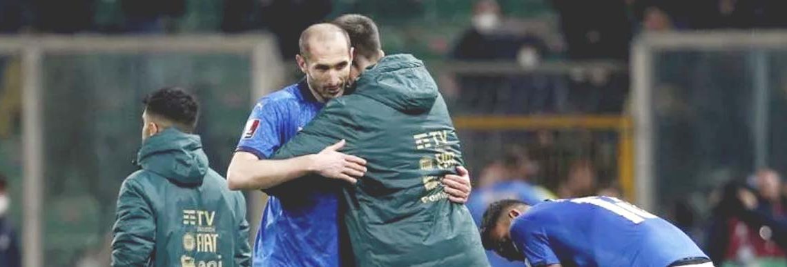 Bek timnas Italia Giorgio Chiellini bersama rekan-rekan satu tim setelah laga semifinal playoff kualifikasi Piala Dunia 2022 melawan Makedonia Utara di Stadio Renzo Barbera, Palermo, Italia, 24 Maret 2022. (ant)