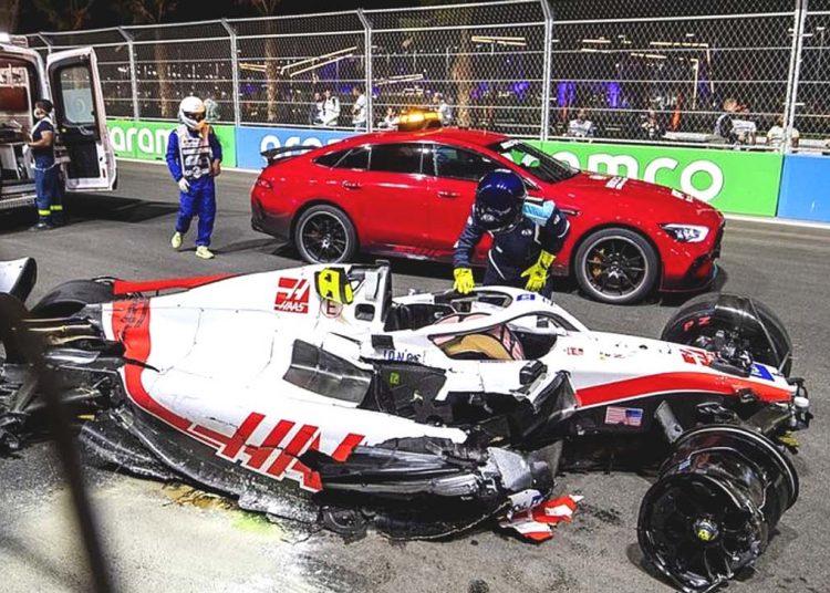 Pebalap tim Haas, Mick Schumacher alami kecelakaan saat sesi latihan jelang Grand Prix Arab Saudi di Jeddah Corniche Circuit pada 26 Maret 2022. (ant)