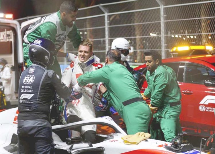Mick Schumacher ketika mengalami kecelakaan dalam sesi latihan Grand Prix Arab Saudi, Minggu, dan dibawa ke rumahsakit di Jeddah. (ant)