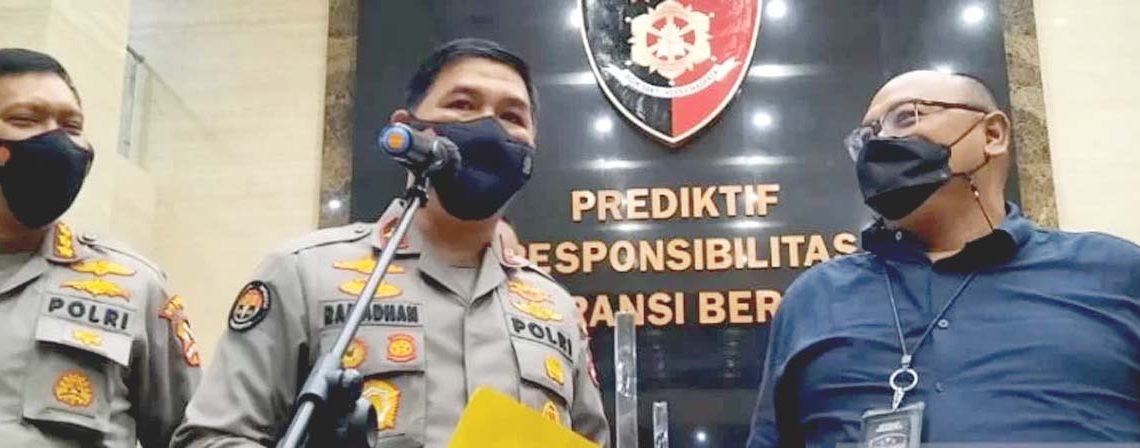 Kepala Biro Penerangan Masyarakat (Karo Penmas) Divisi Humas Polri Brigjen Pol Ahmad Ramadhan (tengah) menyampaikan penetapan tersangka Doni Salmanan di Mabes Polri, Jakarta, Rabu dini hari 9 Maret 2022.  POTO ANTARA.