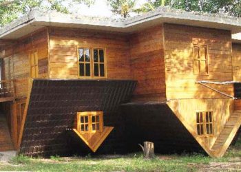 Nikmati Sensasi Terbalik di Resort Camar Bulan Temajuk