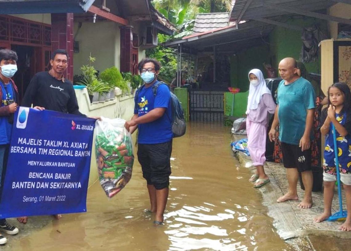 Karyawan XL Axiata membantu warga terdampak banjir di Serang, Banten. POTO.IST