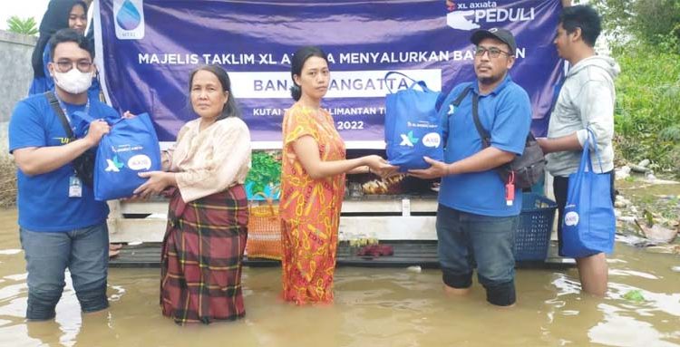 Penyerahan bantuan kepada para warga korban di sejumlah titik lokasi banjir di Jalan APT Pranoto, Desa Singa Karti, Kecamatan Sangatta Utara, dilakukan secara langsung oleh perwakilan XL Axiata Kalimantan Timur. (ist)
