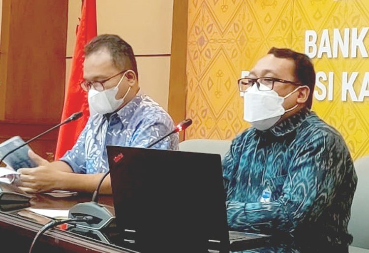 Agus Chusaini, Kepala Perwakilan BI Provinsi Kalimantan Barat (kanan) dalam jumpa pers menyambut Ramadan dan Idul Fitri 1443 H di kantornya. (matra)