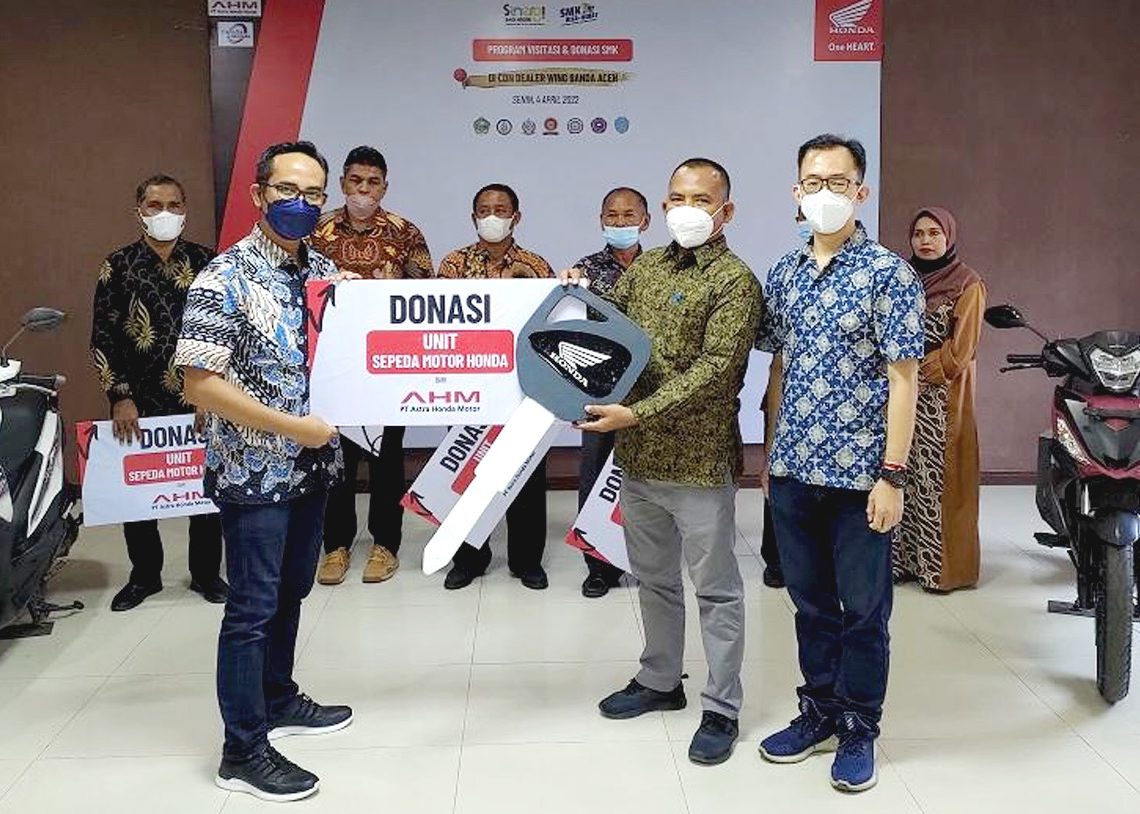 General Manager Corporate Communication AHM, Ahmad Muhibbuddin menyerahkan donasi sepeda motor Honda secara simbolik kepada SMK mitra binaan di Banda Aceh. (matra)
