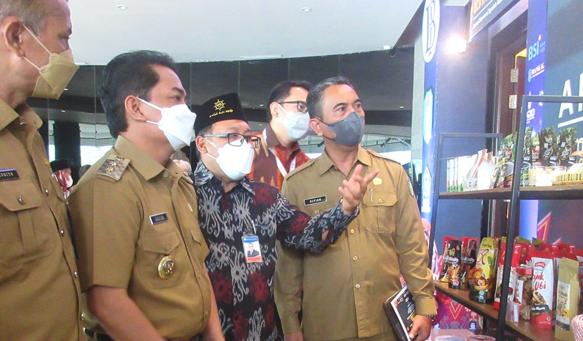 Kegiatan pameran produk syariah dari UMKM Kalimantan, Kepala Perwakilan Bank Indonesia Provinsi Kalimantan Barat ikut mempromosikan produk UMKM. (matra)