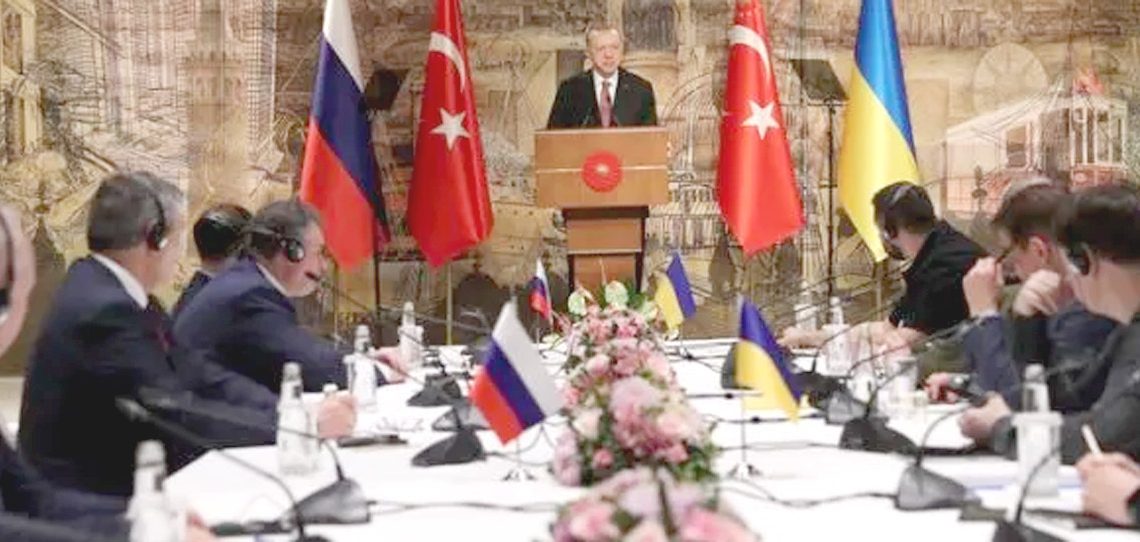 Presiden Turki Recep Tayyip Erdogan (tengah) bertemu delegasi Rusia dan Ukraina, sebelum putaran terbaru pembicaraan damai tatap muka di Istanbul, Turki, 29 Maret 2022. (Xinhua).