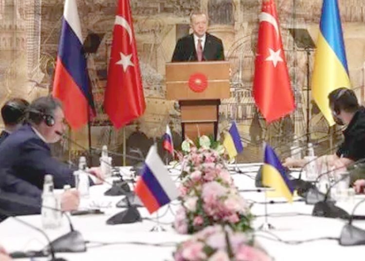 Presiden Turki Recep Tayyip Erdogan (tengah) bertemu delegasi Rusia dan Ukraina, sebelum putaran terbaru pembicaraan damai tatap muka di Istanbul, Turki, 29 Maret 2022. (Xinhua).