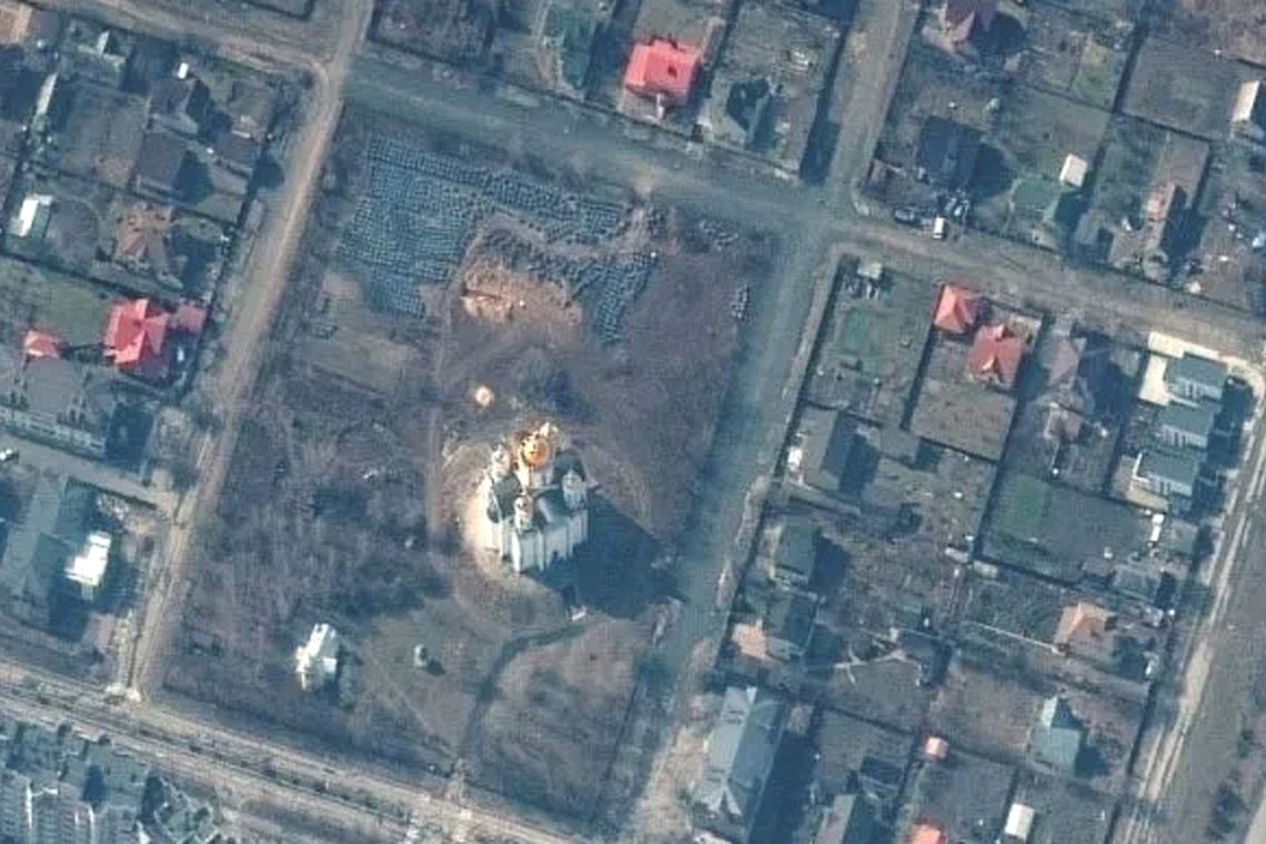 Kuburan massal yang tertangkap satelit, dengan parit sepanjang 45 kaki (sekira 13,7 meter) di bagian barat daya lahan Gereja St. Andrew & Pyervozvannoho All Saints, di Bucha, Ukraina. (ant)