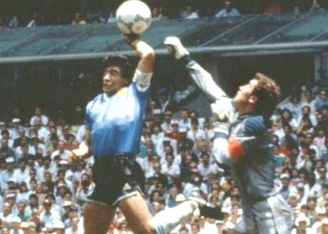 Argentina berhadapan dengan Inggris di perempat final Piala Dunia 1986. Saat itulah Maradona mencetak gol dengan memakai tangannya. (net)