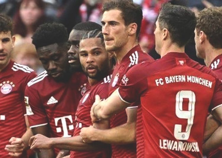 Pemain Bayern Munchen merayakan kemenangan usai mengalahkan Borussia Dortmund 3-1, menghantarkan Die Roten mengunci Gelar juara musim ini. (net)