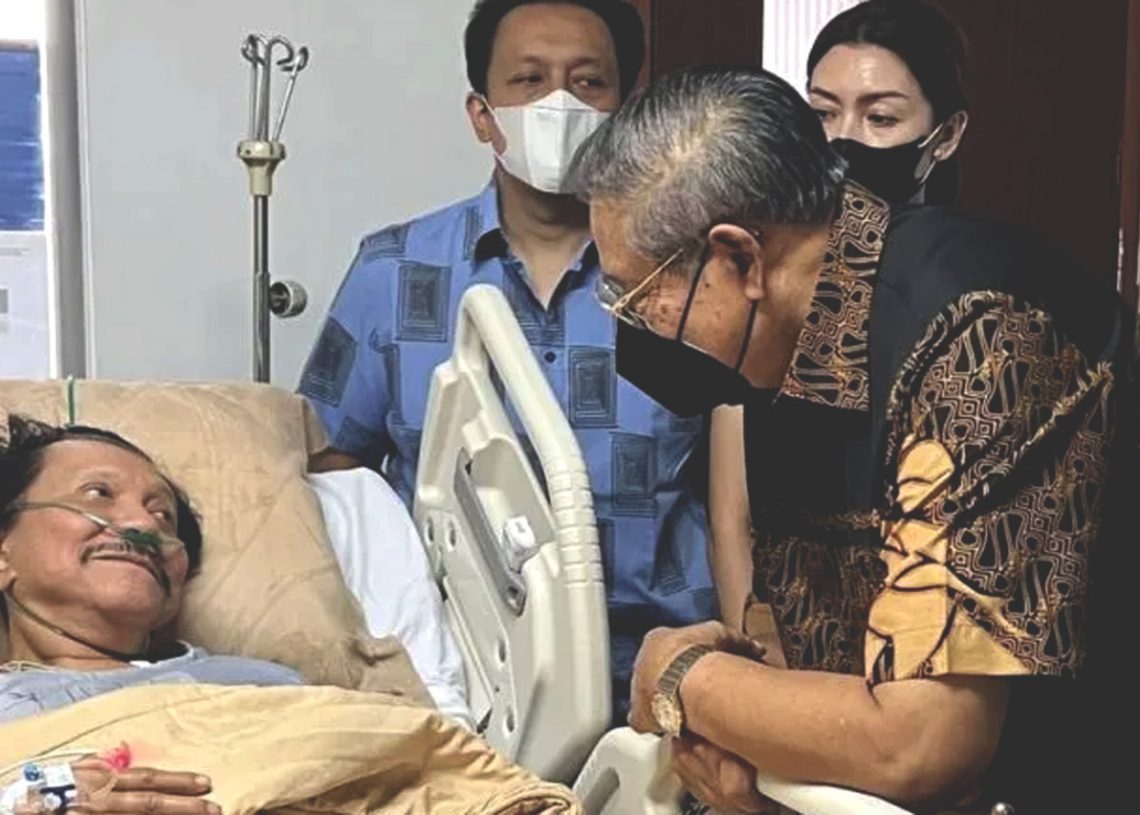 Susilo Bambang Yudhoyono (SBY) menjenguk mantan Kepala Badan Intelijen Negara (BIN) Jenderal TNI (Purn.) A.M. Hendropriyono yang sakit demam berdarah dengue (DBD) di RSPAD Gatot Subroto. (ant)