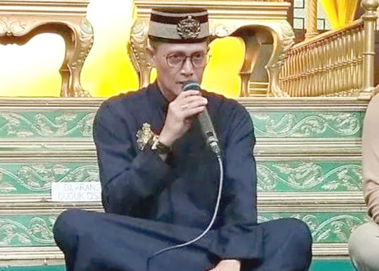 Sultan Pontianak IX Syarif Machmud Melvin Alkadrie didampingi pengacaranya saat melakukan konferensi pers di Pontianak. (net)