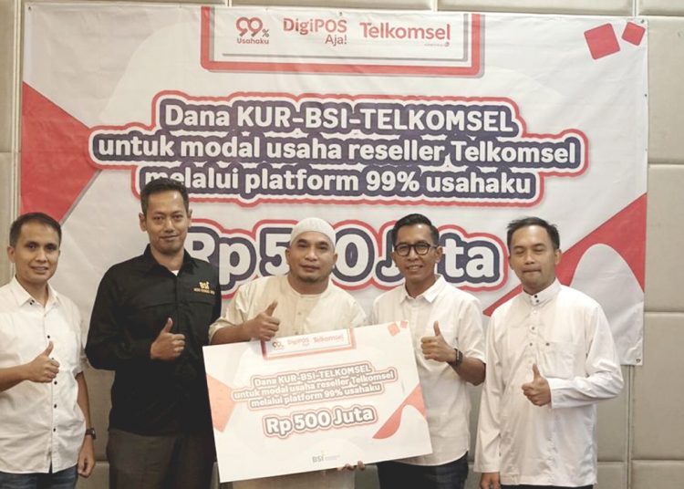 General Manager Sales and Digitalization Management Area Pamasuka Basuki Ebtayani dan General Manager Consumer Sales Region Kalimantan Muharlis menyerahkan bantuan KUR secara simbolis kepada pelaku UMKM di Pontianak. (matra)