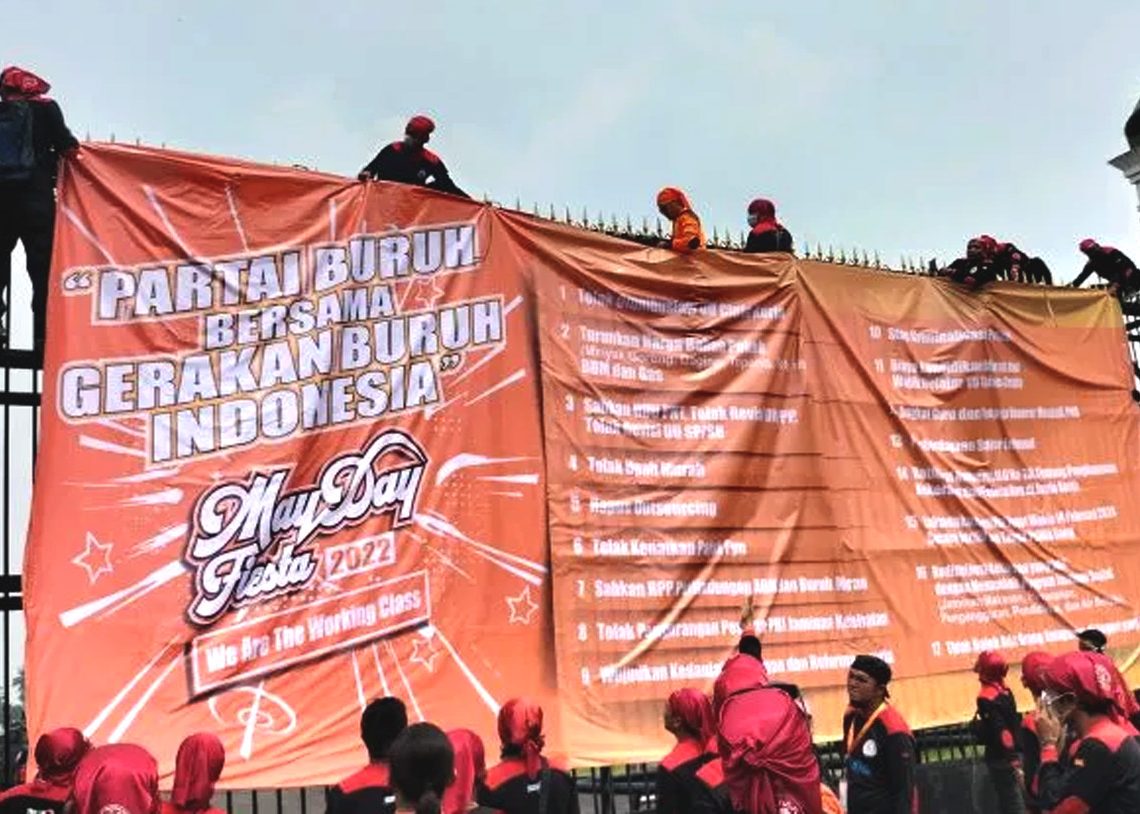 Aksi demo buruh dengan membentangkan spanduk tuntutannya. (ant)