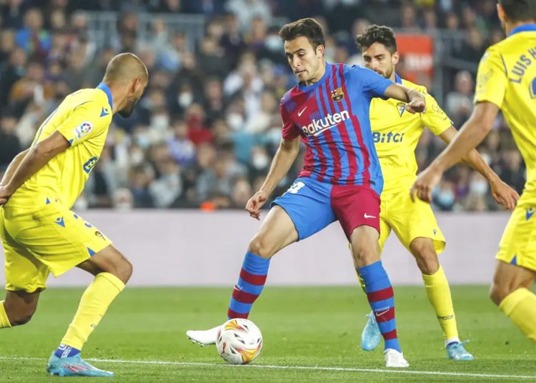 Bek Barcelona Eric Garcia (tengah) berebut bola dengan bek Cadiz Fali dalam pekan ke 32 Liga Spanyol di Camp Nou. (net)