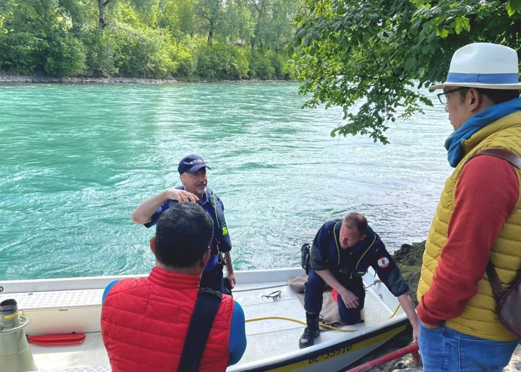 Pencarian Eril di hari ke lima di Sungai Aare, Bern Swiss dipantau oleh Ridwan Kamil, Gubernur Jabar (rompi kuning). (dokkemlu)
