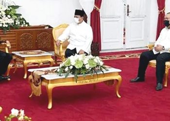 Presiden Jokowi dan Menhan Prabowo Nikmati Opor Ayam