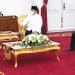 Presiden Jokowi dan Menhan Prabowo Nikmati Opor Ayam