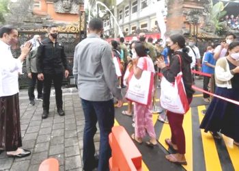 Presiden Bagi-bagi Sembako