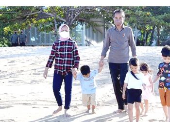 Presiden Jokowi Nikmati Pantai Nusa Dua Bali Bersama Cucu