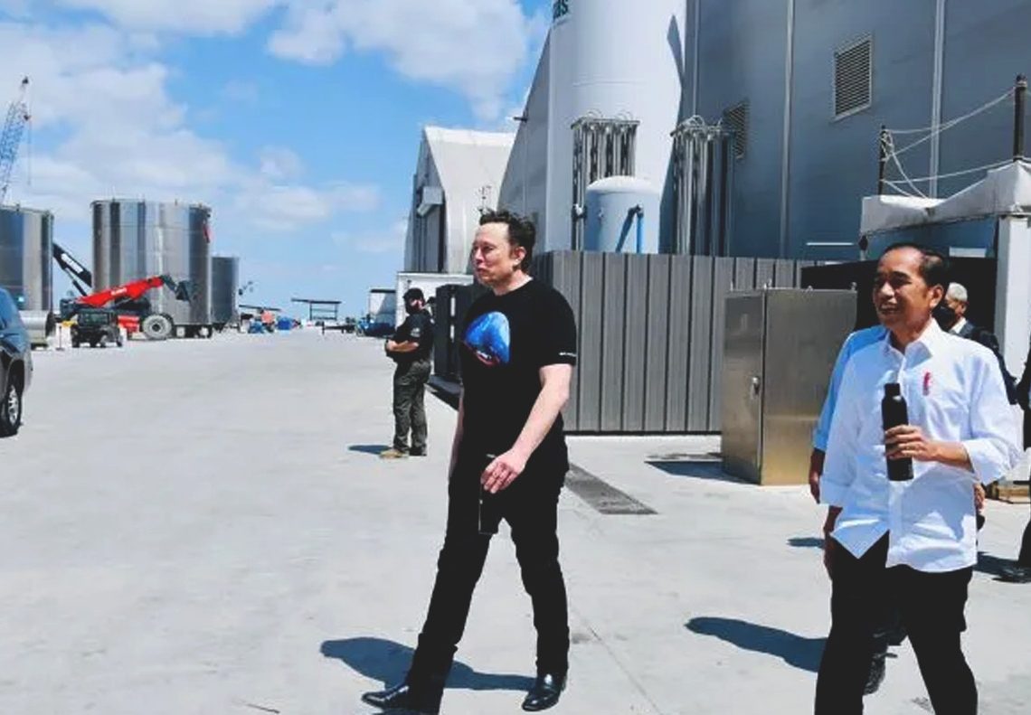 Presiden Jokowi meninjau lokasi fasilitas produksi roket Space X bersama Elon Musk di pabrik produksi Space X, Boca Chica, Amerika Serikat, Sabtu, 14 Mei. (ant)