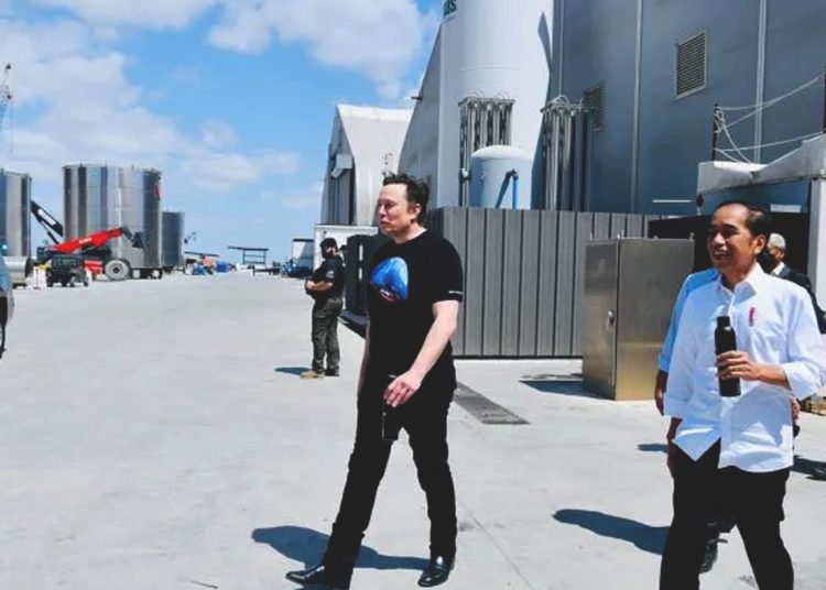 Presiden Jokowi meninjau lokasi fasilitas produksi roket Space X bersama Elon Musk di pabrik produksi Space X, Boca Chica, Amerika Serikat, Sabtu, 14 Mei. (ant)