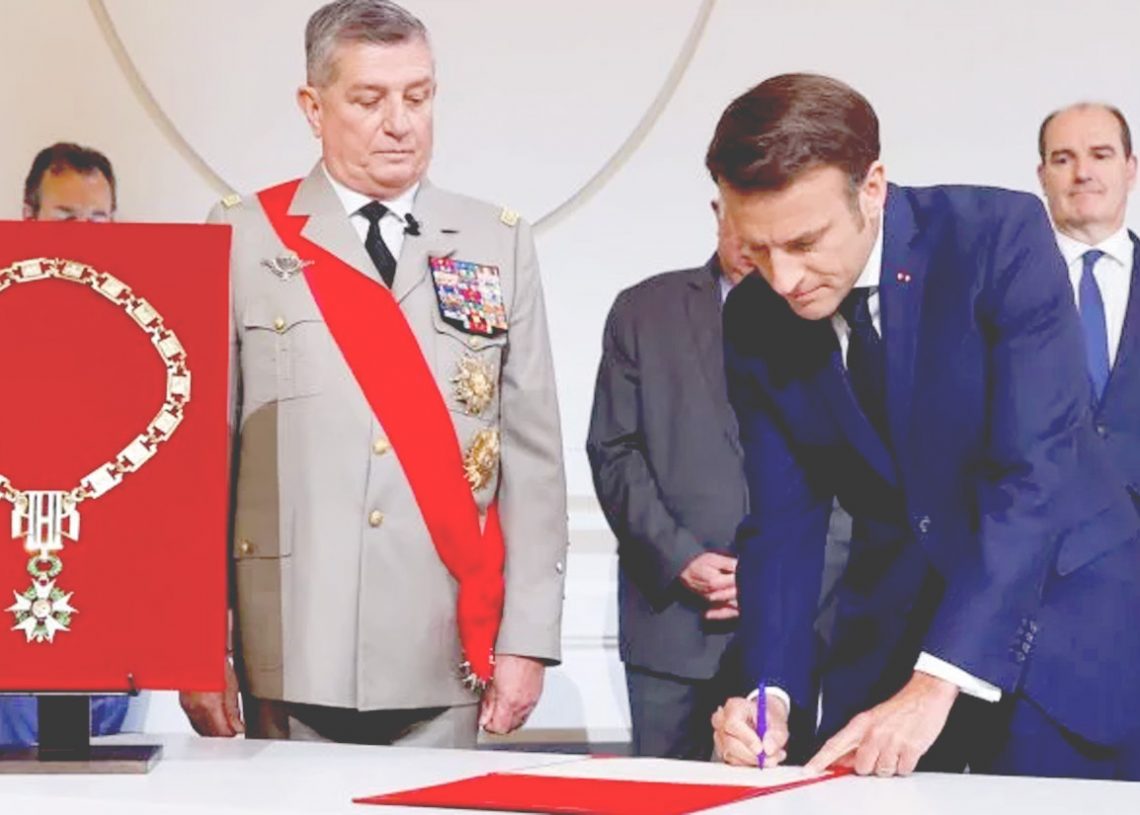 Presiden Prancis Emmanuel Macron menandatangani dokumen pelantikannya untuk masa jabatan ke dua didampingi Kepala Staf Militer Prancis Benoit Puga dalam upacara pelantikan di Istana Elysee, Paris, Sabtu. (net)