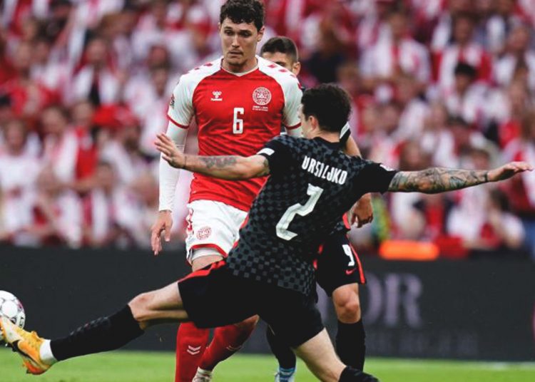 Pemain Denmark Andreas Christensen berduel dengan pemain Kroasia Sime 
Vrsaljko dalam pertandingan Grup A UEFA Nations League antara Denmark dan Kroasia di Parken, Kopenhagen, Denmark, 10 Juni 2022. (ant/rtr)
