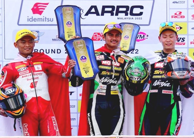 Pebalap Astra Honda Racing Team (AHRT) yaitu Rheza Danica Ahrens pada kelas Asian Production (AP) 250 dan Andi Gilang pada kelas Supersports (SS) 600 mengibarkan bendera Merah Putih di negeri Jiran, Malaysia.(dok. astra)
