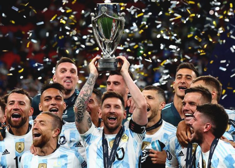 Kapten timnas Argentina Lionel Messi mengangkat piala Conembol-UEFA Cup of Champions setelah mengalahkan Italia dengan skor 3-0 pada Finalissima di Stadion Wembley, London, Rabu, 1 Juni 2022. (ANTARA/REUTERS/DAVID KLEIN)