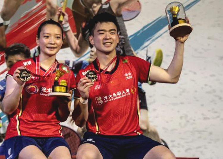 Pebulu tangkis ganda campuran Cina Zheng Si Wei (kanan) dan Huang Ya Qiong (kiri) usai mengalahkan ganda campuran Prancis Thom Gicquel dan Delphine Delrue pada babak final Masters 2022 di Istora Senayan, Jakarta, Minggu (12/6/2022). (ant)