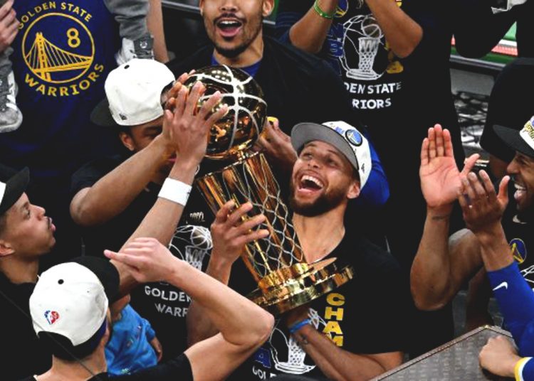 Stephen Curry memegang trofi Larry O'Brien yang menjadi lambang juara NBA setelah mengalahkan Boston Celtics dalam gim keenam Final NBA di TD Garden, Boston, Massachusetts, Amerika Serikat, 16 Juni 2022 waktu setempat, atau Jumat 17 Juni 2022. (ant/rtr)