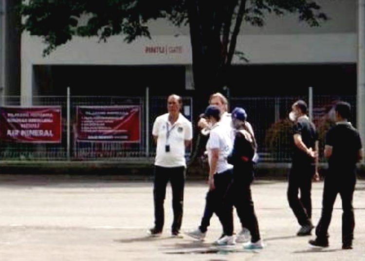Perwakilan FIFA didampingi jajaran Pemkot Surakarta saat mengecek sarana prasarana di area parkir Stadion Manahan Solo, Selasa, 14 Juni 2022). (ant)
