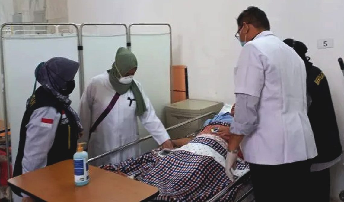 Dokter di IGD Kantor Kesehatan Haji Indonesia (KKHI) menangani jamaah haji yang sakit.(ant)