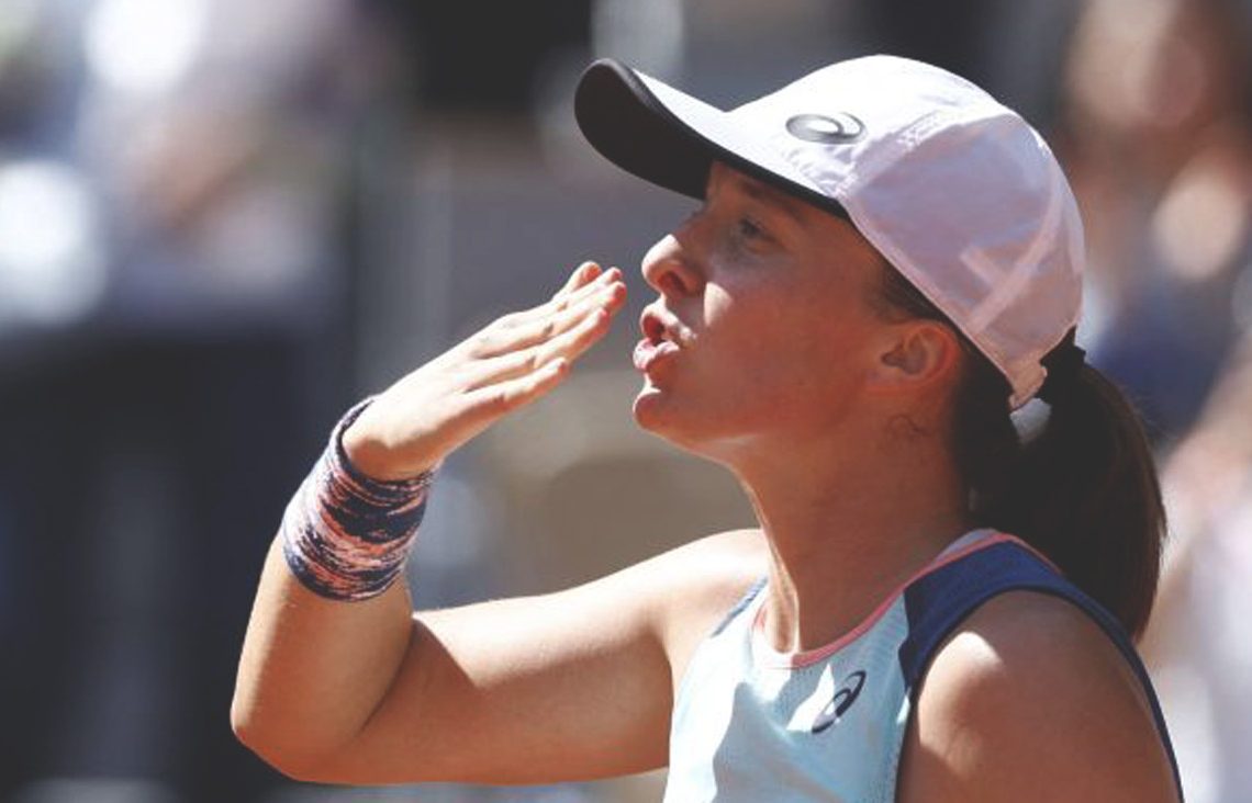 Iga Swiatek setelah mengalahkan Jessica Pegula dalam perempatfinal French Open di Roland Garros, Paris, Prancis, Rabu, 1 Juni 2022. (ANTARA/REUTERS/YVES HERMAN)