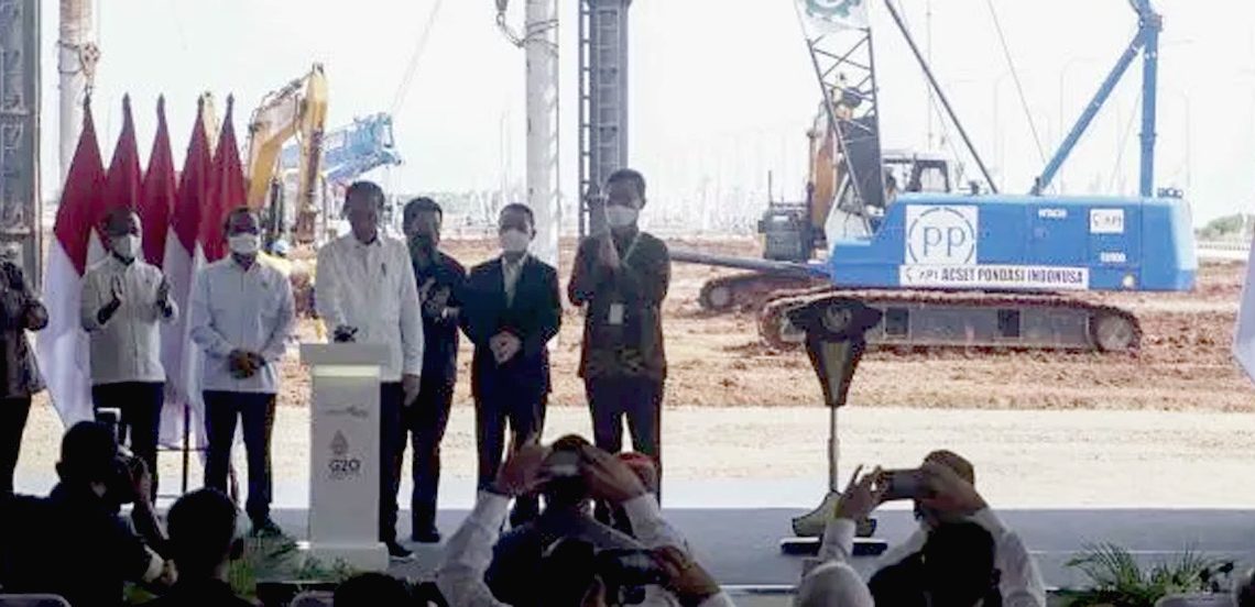 Presiden Jokowi menekan tombol saat Seremoni Implementasi Rencana Tahap Kedua Industri Baterai Listrik Terintegrasi LG Energy Solution di Kawasan Industri Terpadu Batang, Kabupaten Batang, Jawa Tengah. (hms)