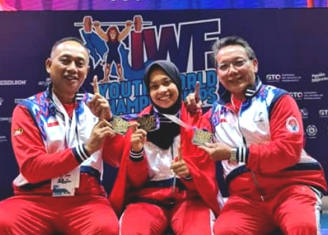 Luluk Diana (tengah) didampingi pelatih usai meraih medali emas International Weightlifting Federation (IWF) Youth World Championship 2022 di Leon, Guonojuoto, Meksiko, Selasa, 14 Juni 2022 dinihari WIB. (ant)