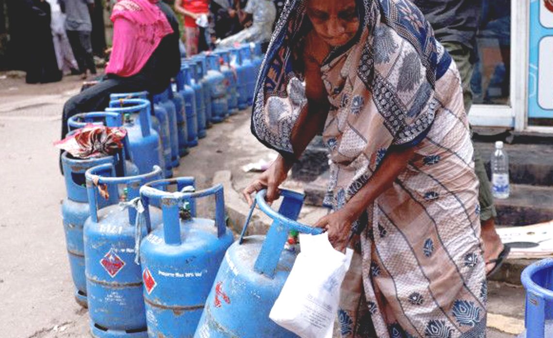 Seorang wanita  memindahkan tabung gas saat antre membeli gas di sebuah distributor di Colombo, Sri Lanka, pada 1 Juni  2022, di tengah krisis ekonomi yang melanda Sri Lanka. ** ant/rtr