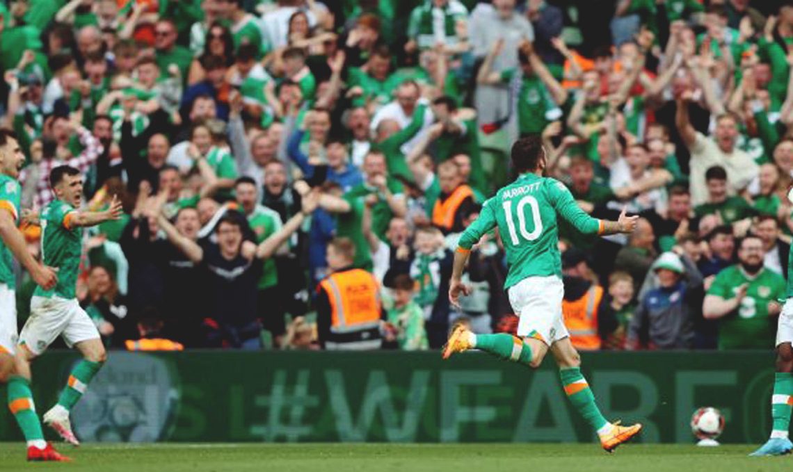 Pemain Republik Irlandia Michael Obafemi merayakan gol ketiga dalam pertandingan Grup E UEFA Nations League antara Irlandia dan Skotlandia di Stadion Aviva, Dublin, Republik Irlandia, Minggu, 12 Juni 2022. (ant/rtr)