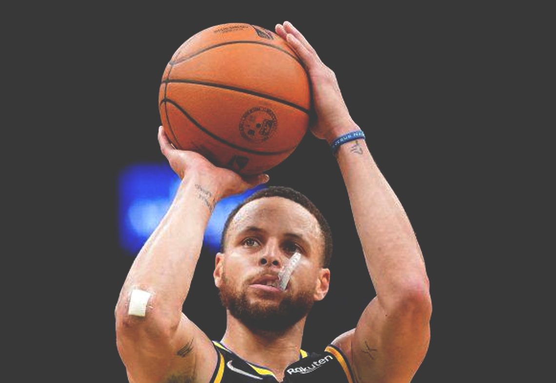 Stephen Curry melakukan lemparan bebas saat melawan Boston Celtics pada gim ke empat Final NBA di TD Garden, Boston, Massachusetts, AS.  (ant/rtr)