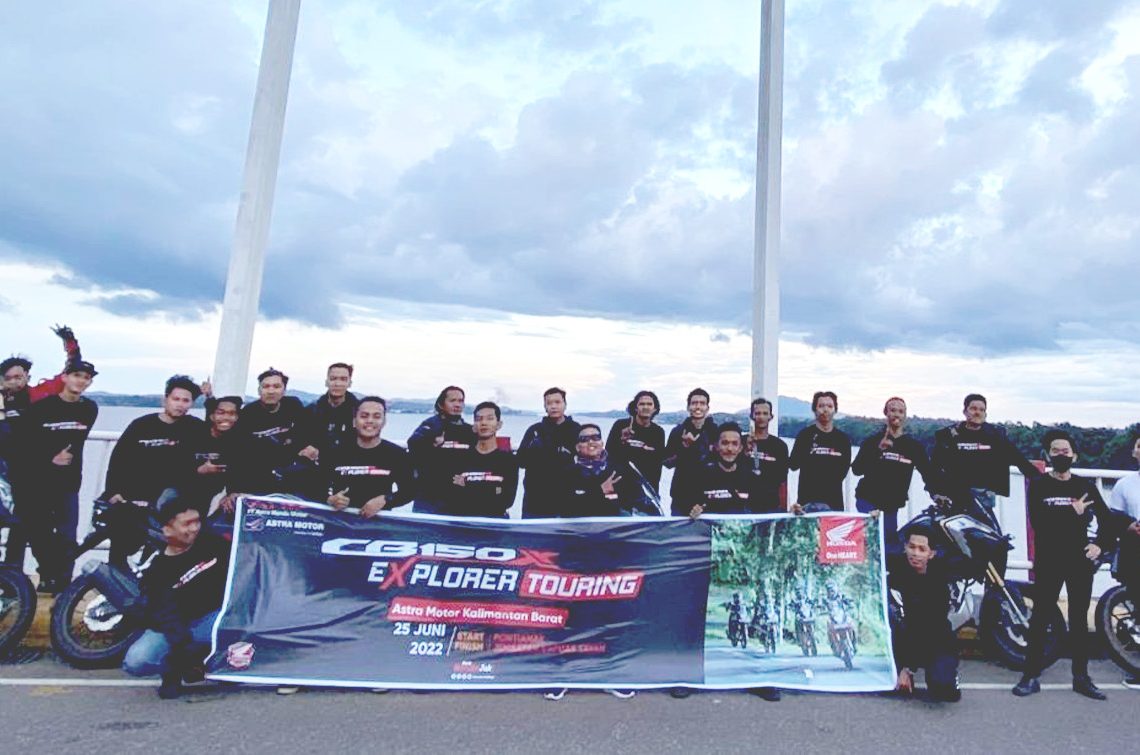 Astra Motor Kalimantan Barat dan Paguyuban HWBC foto bersama dalam kegiatan CB150X Explore Toouring di Jembatan Tayan, Kabupaten Sanggau.(ist)