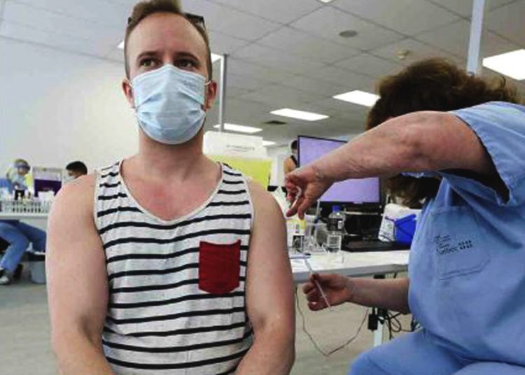 Tenaga medis menyuntikkan Vaksin Cacar Monyet (Monkeyfox) kepada warga di sebuah klinik yang dikelola oleh otoritas kesehatan Kanada, Montreal. (ant)