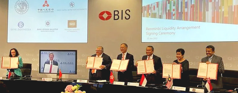 Gubernur BI Perry Warjiyo (ke tiga kanan) bersama bank sentral negara lain di kawasan Asia dan Pasifik menandatangani kerja sama Renminbi Liquidity Arrangement (RMBLA) di Basel, Swiss, Sabtu.(istbi)