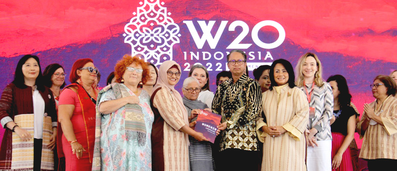 Chair W20 Indonesia, Hadriani Uli Silalahi bersama Co-Chair W20 Indonesia, Dian Siswarini menyerahkan komunike kepada Group of Twenty (G20) Presidensi Indonesia yang diterima langsung oleh Co-Sherpa G20 Presidensi Indonesia, Raden Edi Prio Pambudi.(ist)