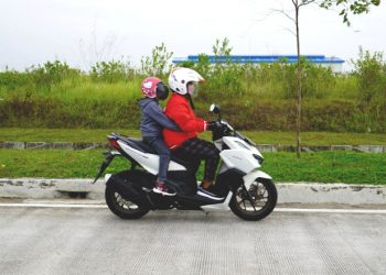 Bahaya Membonceng Anak Naik Motor di Depan