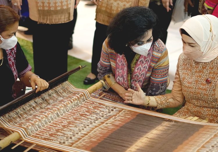 Nanny Hadi Tjahjanto founder Ladara bersama Lismaryani Ketua Dekranasda Kalimantan Barat serius mengamati tenun khas daerah ini dalam acara Saprahan Khatulistiwa 2022.(ist)